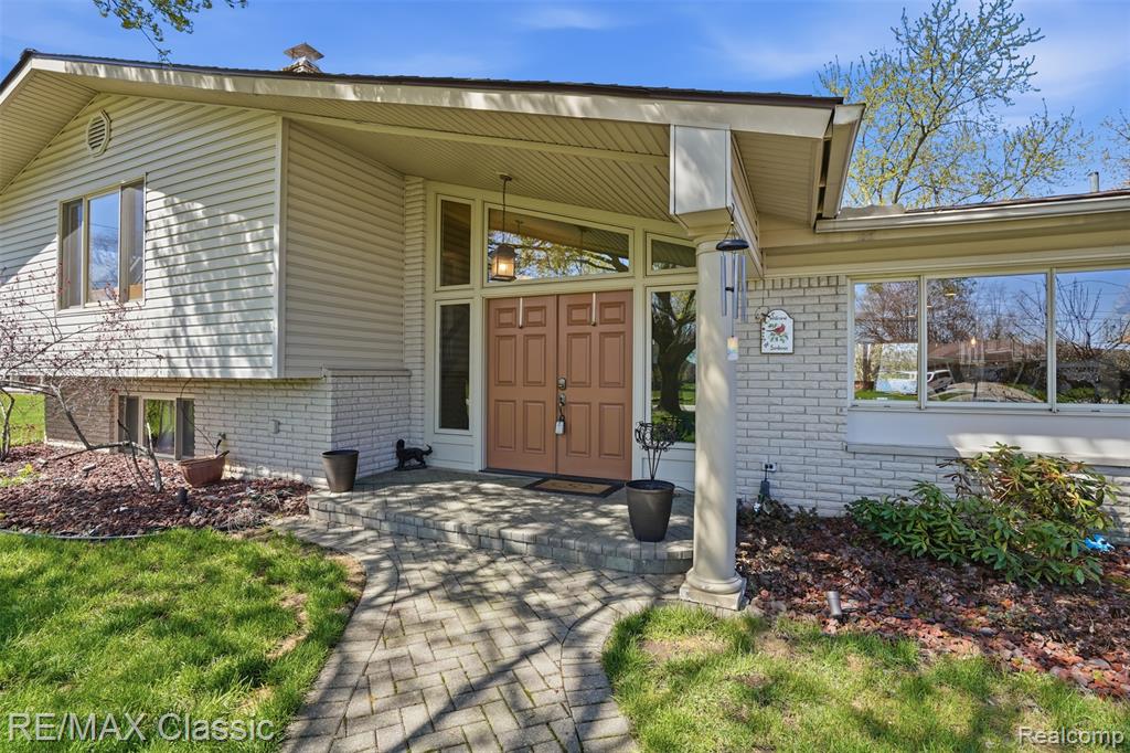 547 Deer Run, White Lake, MI — Photo 12