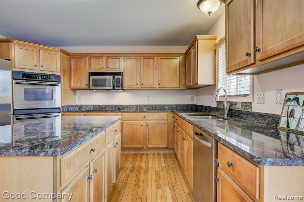 755 OAK POINT Lane, Madison Heights, MI 48071 — Photo 21
