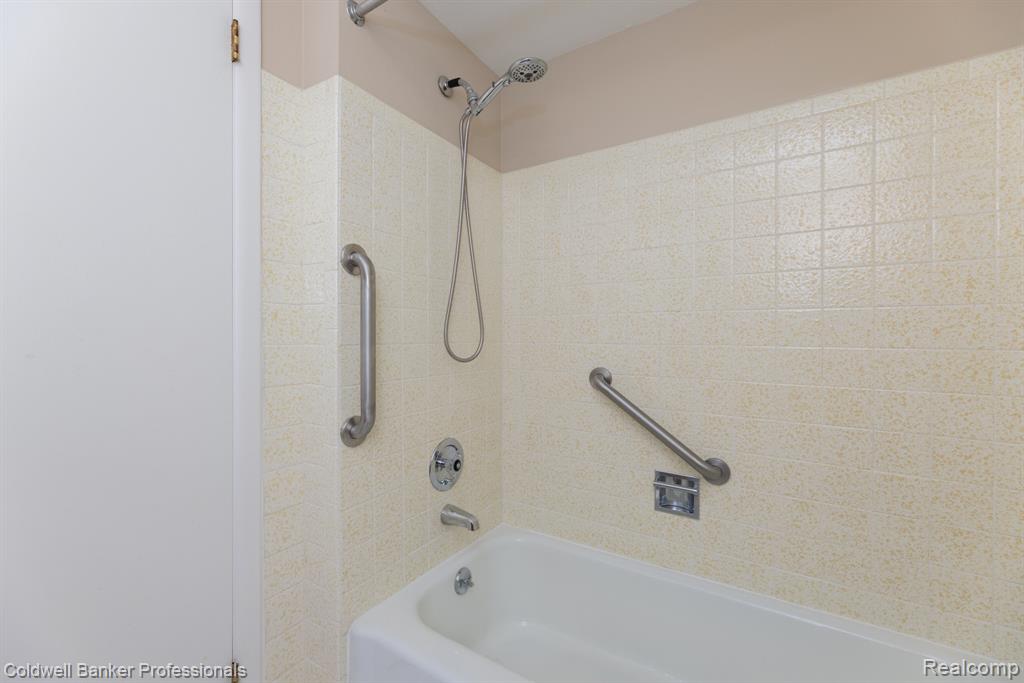 425 Riviera Drive, Saint Clair Shores, MI 48080 — Photo 30