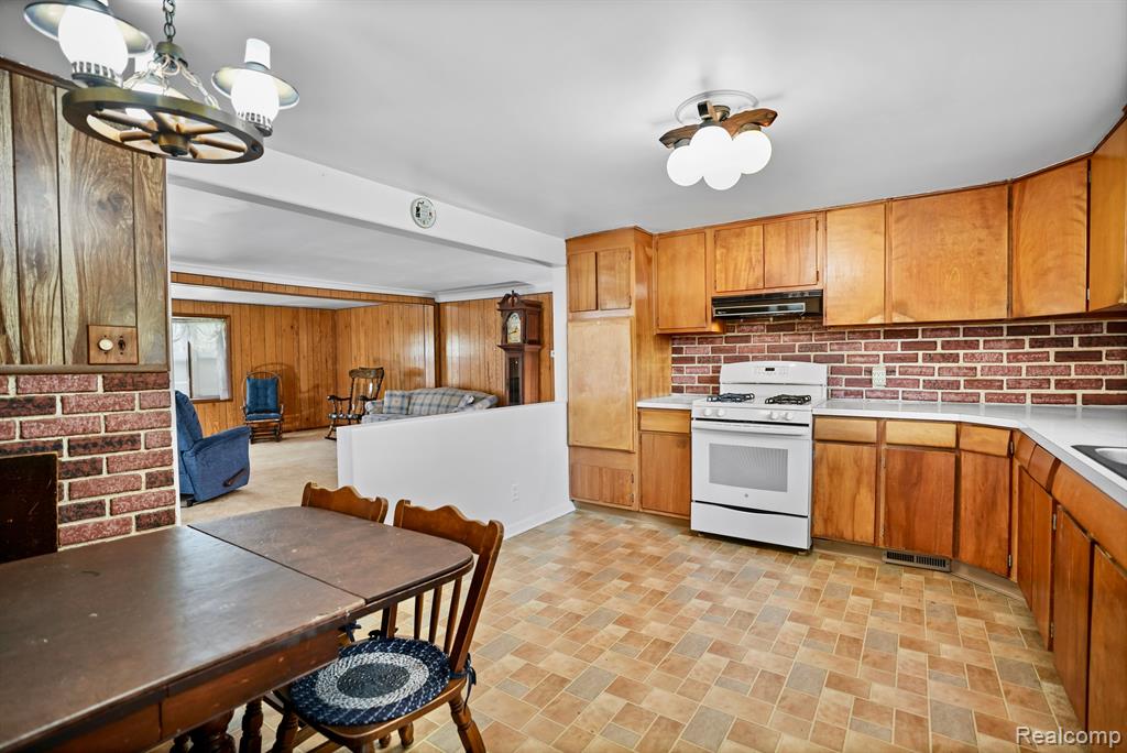 6154 Roberta Street, Burton, MI 48509 — Photo 5