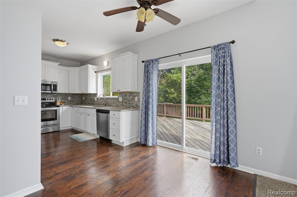 1099 Carriage Hill Drive, Fenton, MI 48430 — Photo 12