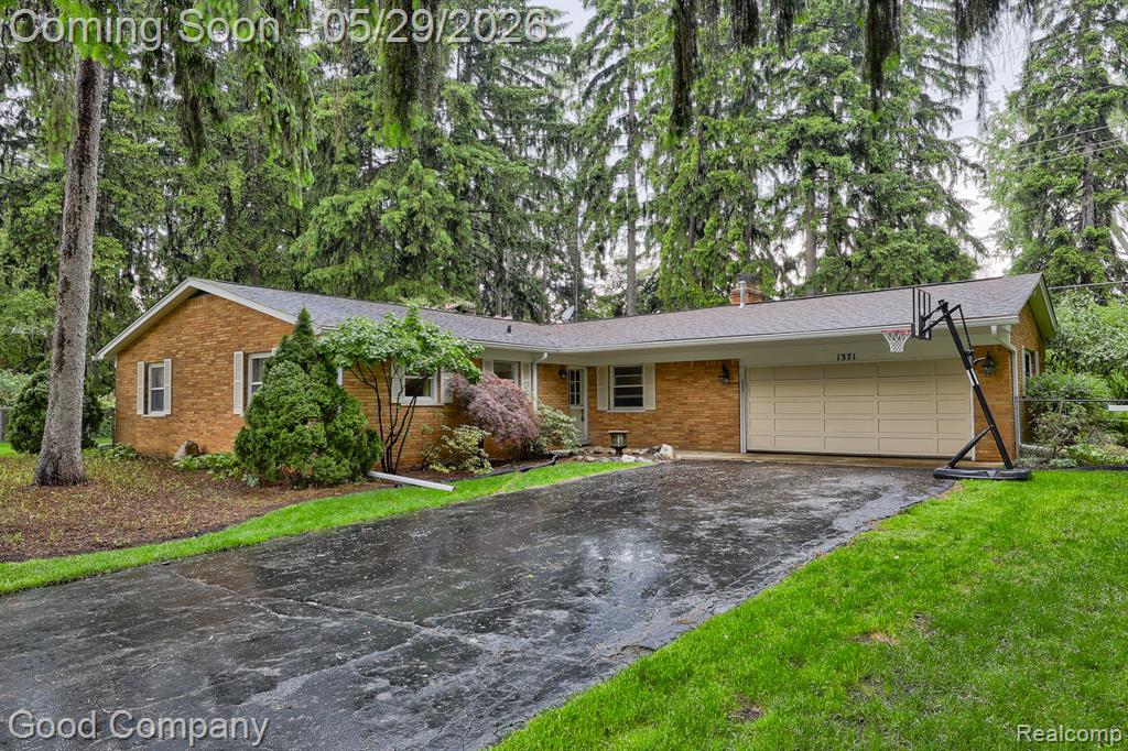 1371 Winchcombe Drive, Bloomfield Hills, MI 48304 — front exterior