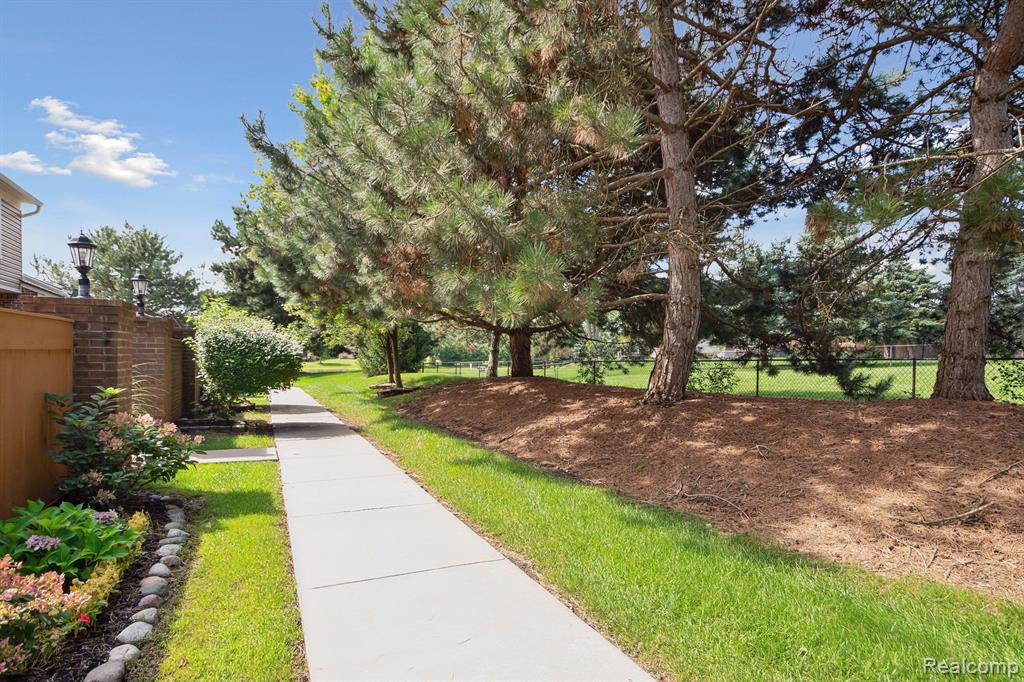 22040 EDGEWATER, Novi, MI — Photo 5