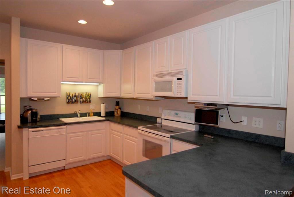 66 SANDHILLS Lane, Lake Orion, MI 48362 — Photo 20