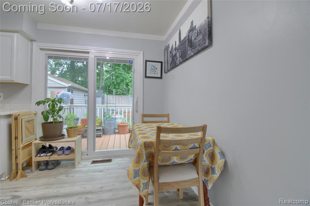 9118 Deering Street, Livonia, MI 48150 — Photo 11