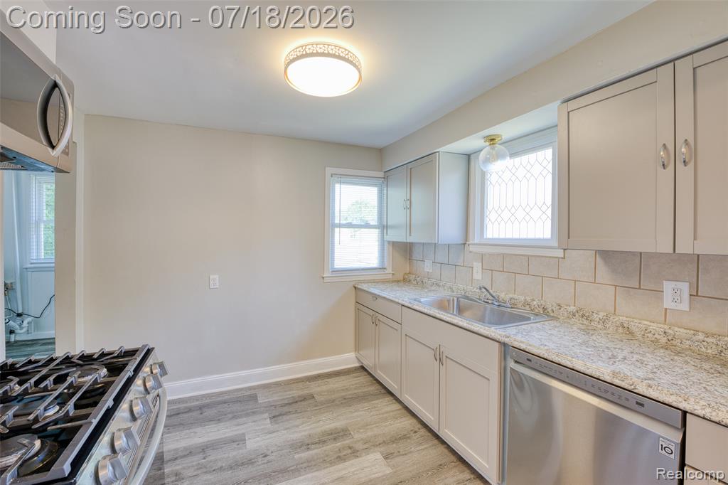 5660 Kingston Street, Dearborn Heights, MI 48125 — Photo 13