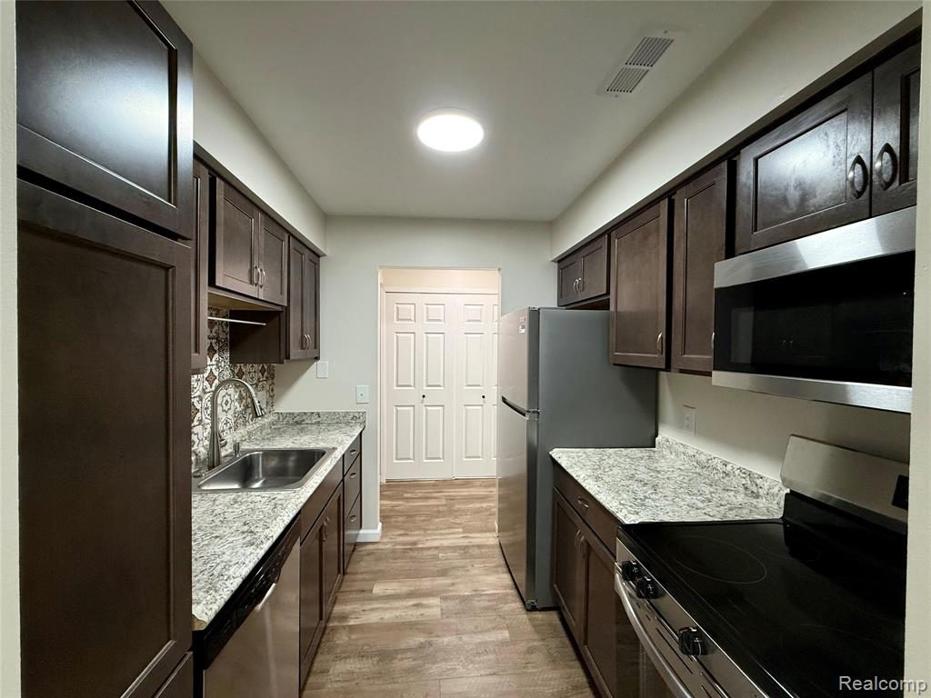 29870 W 12 Mile Road, 703, Farmington, MI 48334 — Photo 7