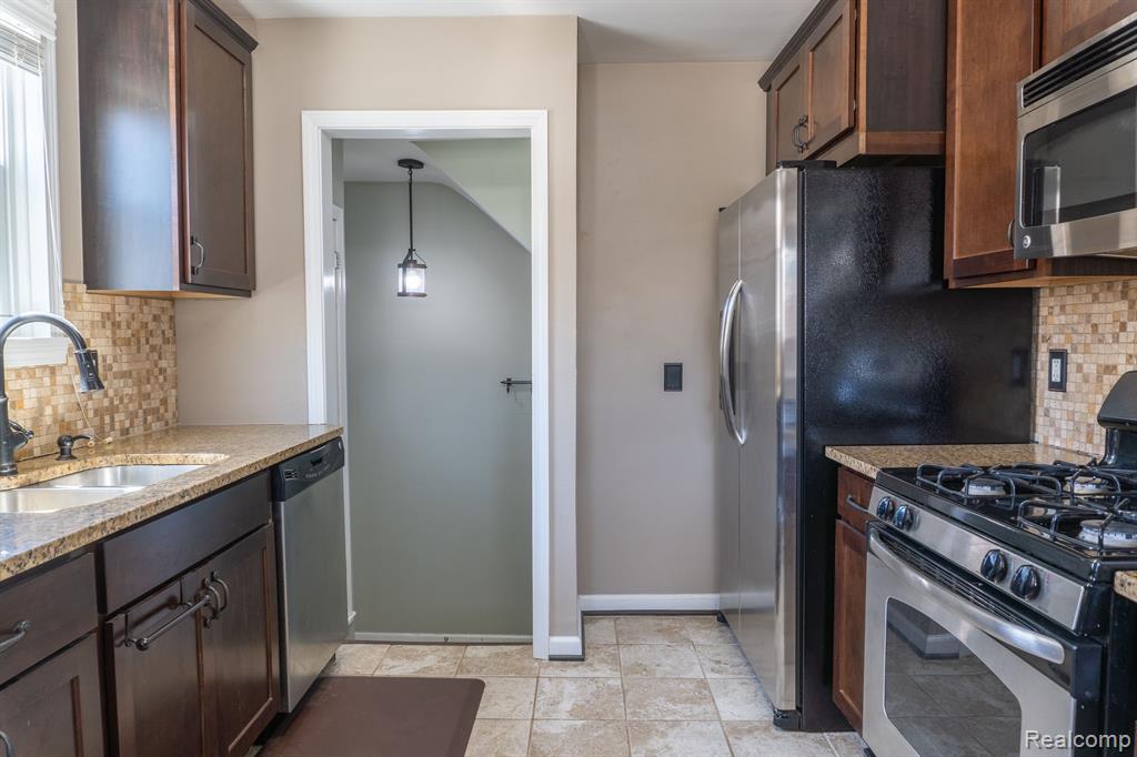 405 N MINERVA Avenue, Royal Oak, MI 48067 — Photo 4