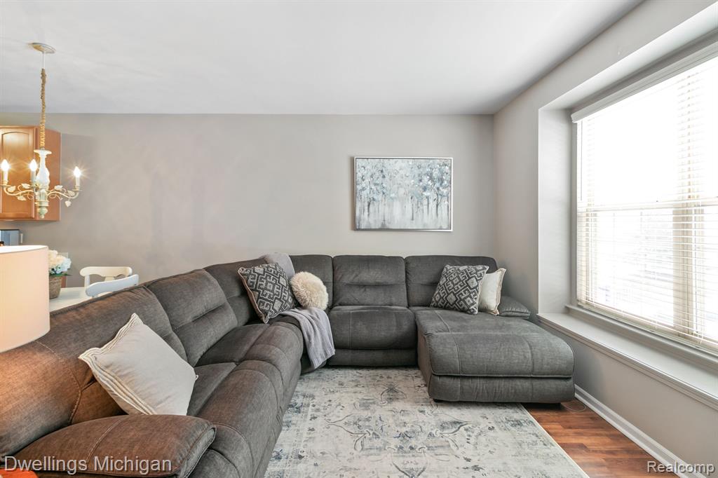 1105 FOUNTAIN VIEW Circle, South Lyon, MI 48178 — Photo 2