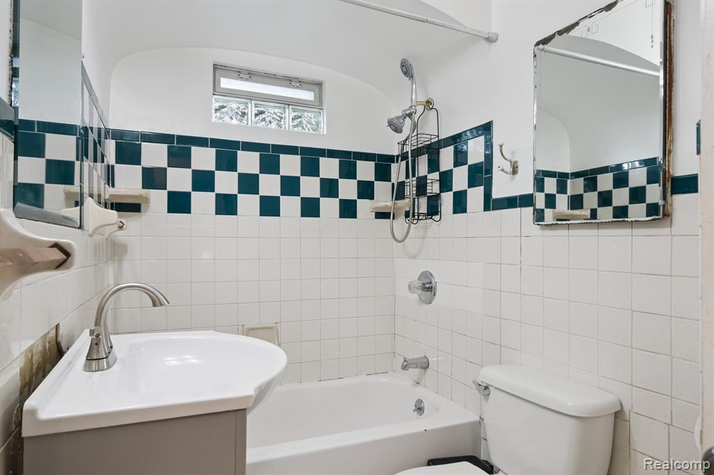 2235 Maddy Lane, Keego Harbor, MI 48320 — Photo 9