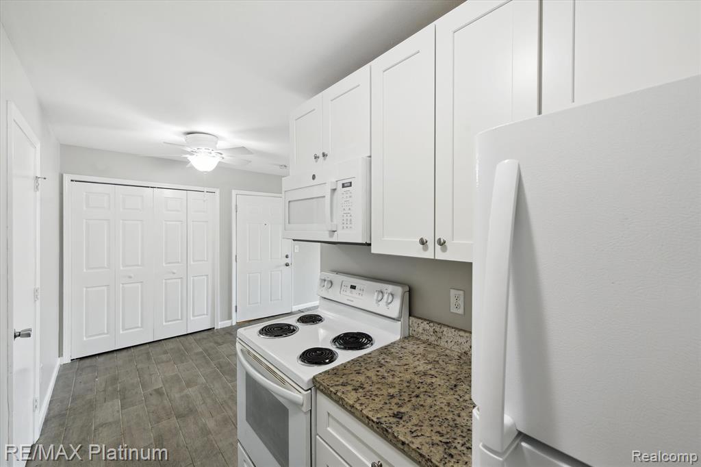 8723 Meadowbrook Drive, Brighton, MI 48116 — Photo 12