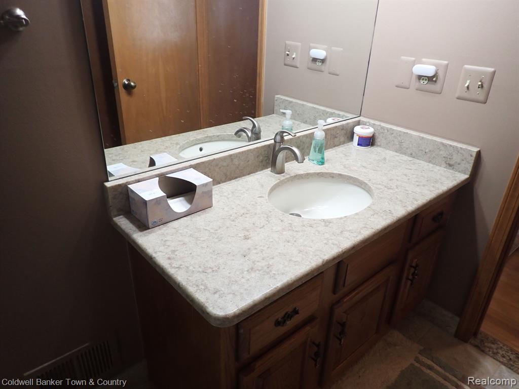 37711 AMBER Drive, Farmington Hills, MI 48331 — Photo 24