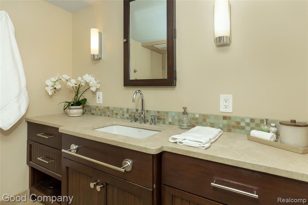 802 Orchard View Drive, Royal Oak, MI 48073 — Photo 38