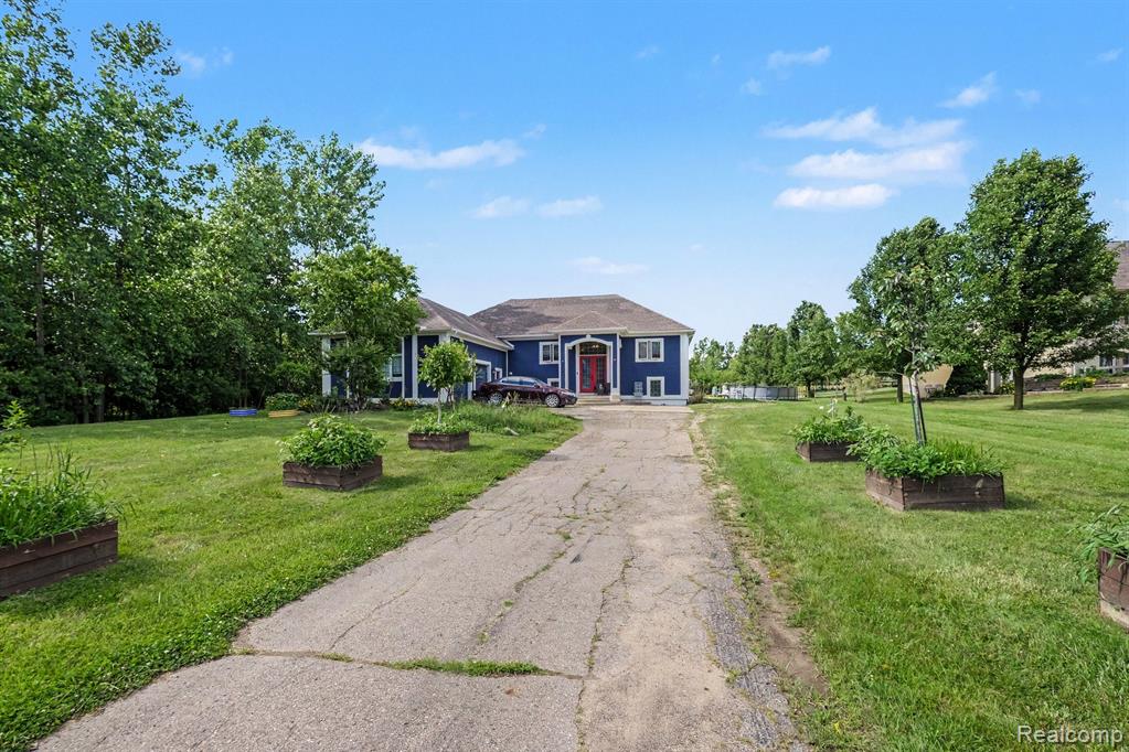 4251 E Maple Avenue, Grand Blanc, MI 48439 — Photo 3