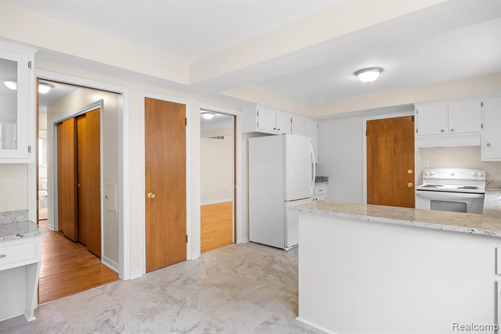 930 TROMBLEY Road, Grosse Pointe Park, MI 48230 — Photo 7