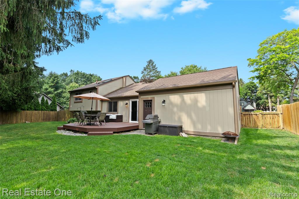 696 Estes Court, Waterford, MI 48327 — Photo 25