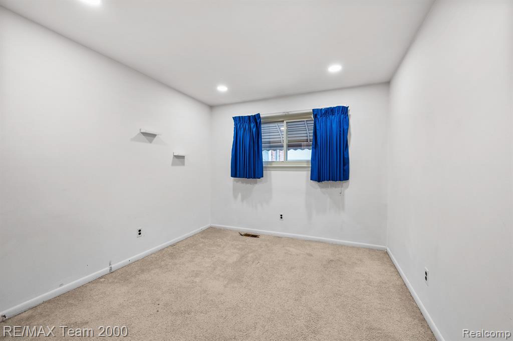 625 CENTRALIA Street, Dearborn Heights, MI 48127 — Photo 10