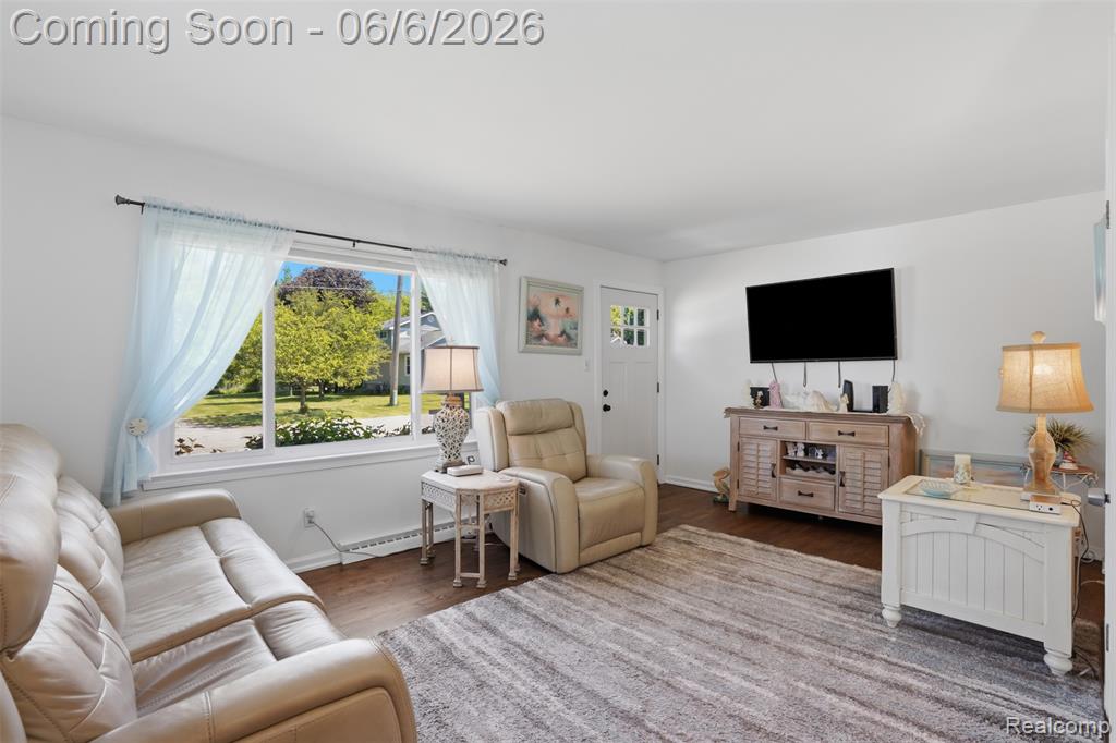 425 W Caroline Street, Fenton, MI 48430 — Photo 2