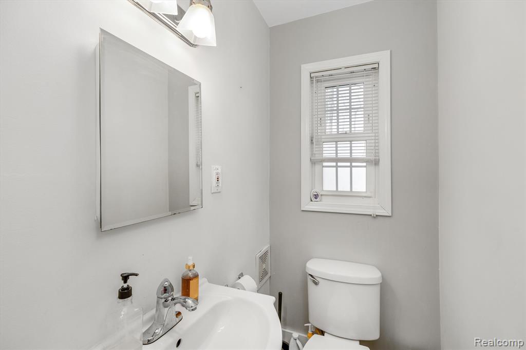 5220 LANNOO Street, Grosse Pointe, MI 48236 — Photo 15