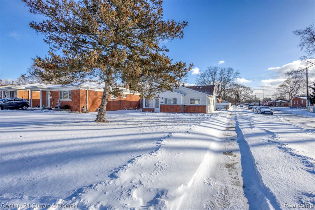 8402 Robindale Avenue, Dearborn Heights, MI 48127 — Photo 3