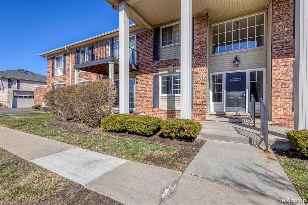 6121 Orchard Lake Road, 102, West Bloomfield, MI — Photo 3