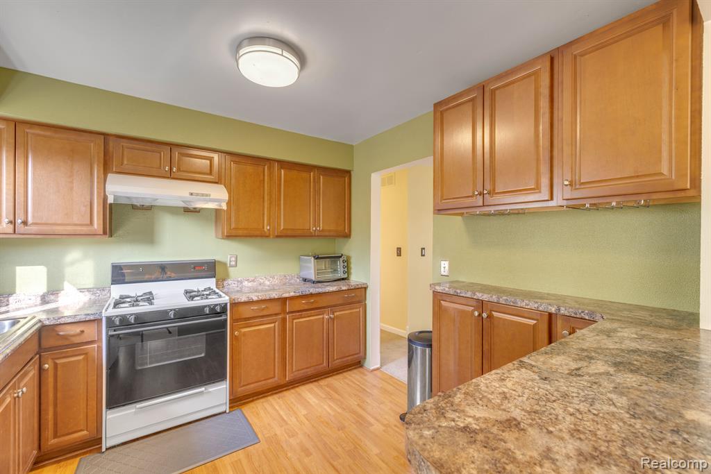 2952 ROUNDTREE Drive, Troy, MI 48083 — Photo 11