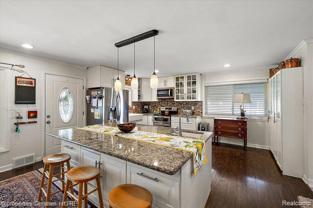 41231 GREENBRIAR Lane, Plymouth, MI 48170 — Photo 12