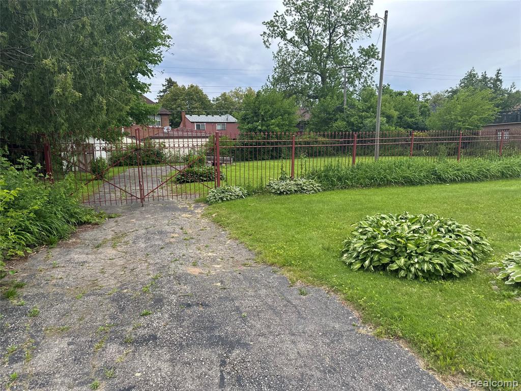 590 W HILDALE Avenue, Highland Park, MI 48203 — Photo 2