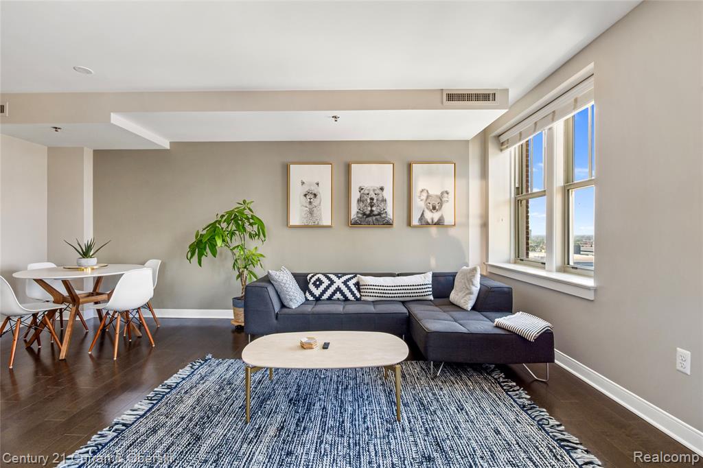 525 W Lafayette Boulevard - Photo 2
