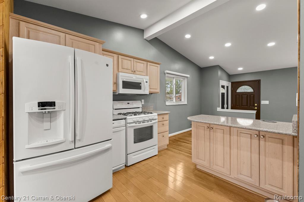 7484 N CHARLESWORTH Street, Dearborn Heights, MI 48127 — Photo 17