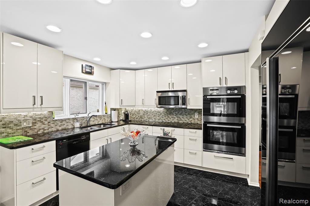 6034 Beachwood Drive, West Bloomfield, MI 48324 — Photo 11