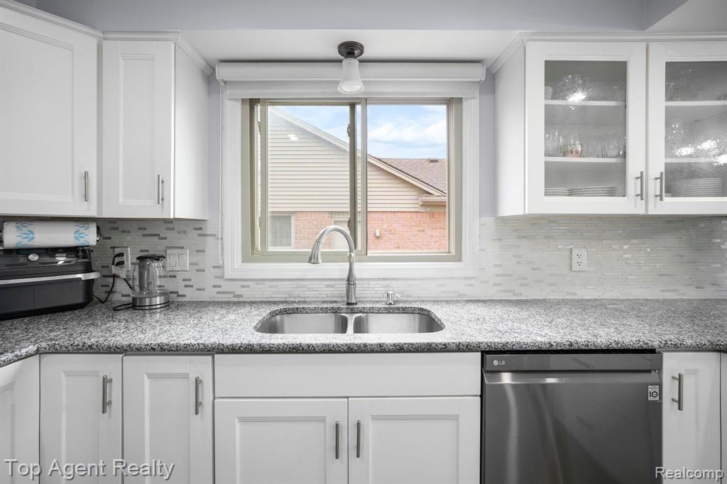 445 LEXINGTON Drive, Rochester Hills, MI 48307 — Photo 9