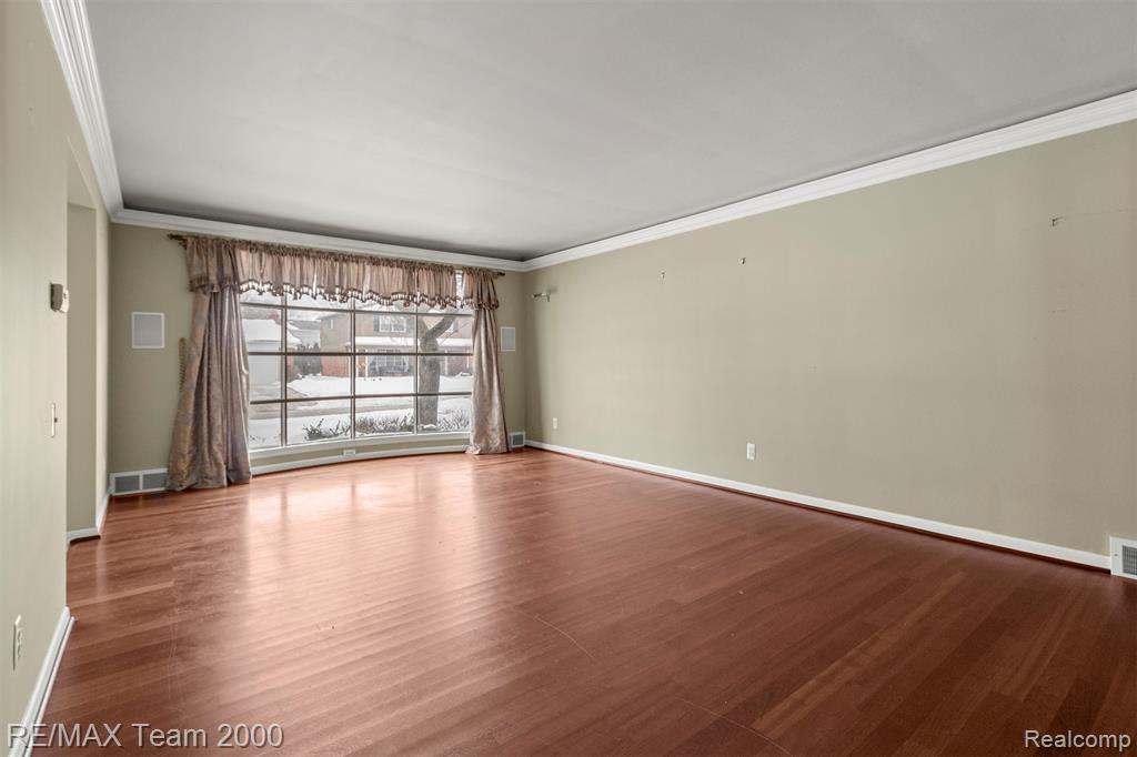 741 Briarcliff Drive, Grosse Pointe Woods, MI 48236 — Photo 9