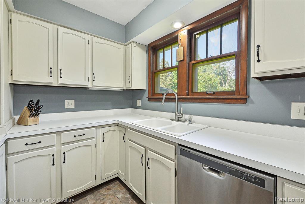 725 E GRAND RIVER Avenue, Fowlerville, MI 48836 — Photo 25