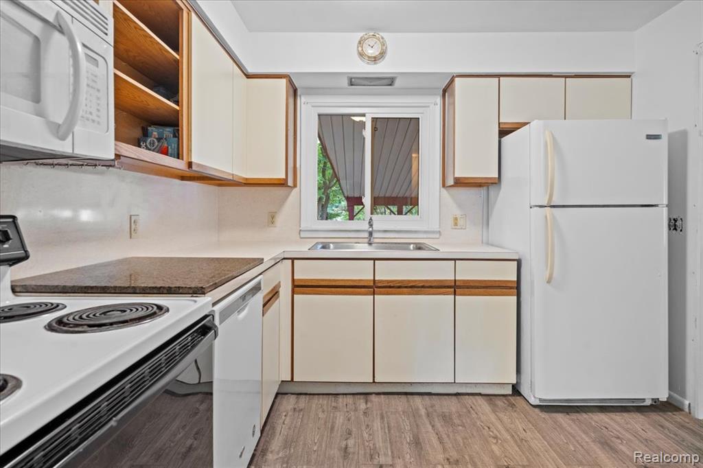 6891 Somerset Drive, Brighton, MI 48116 — Photo 16