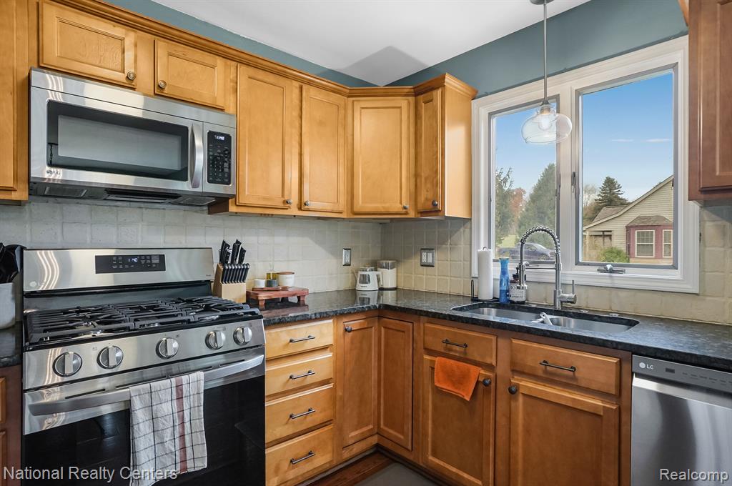 7780 THUNDER BAY Drive, Pinckney, MI 48169 — Photo 12
