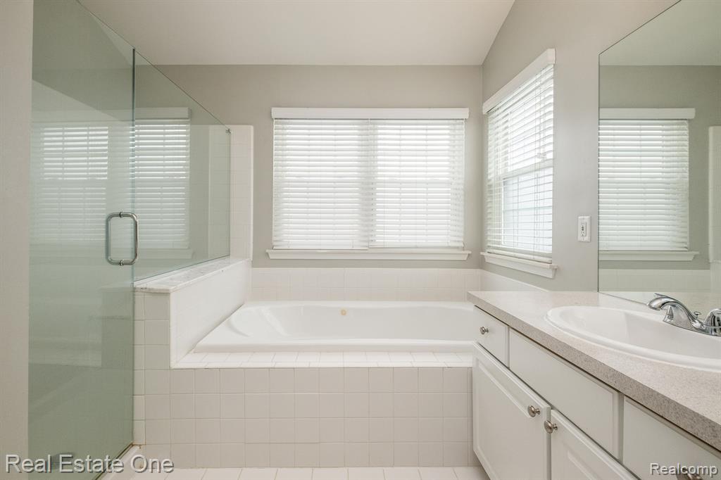 1092 CHESTNUT Lane, South Lyon, MI 48178 — Photo 37