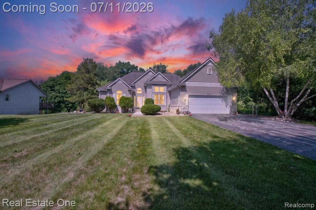 5128 Queensway, Howell, MI 48843
