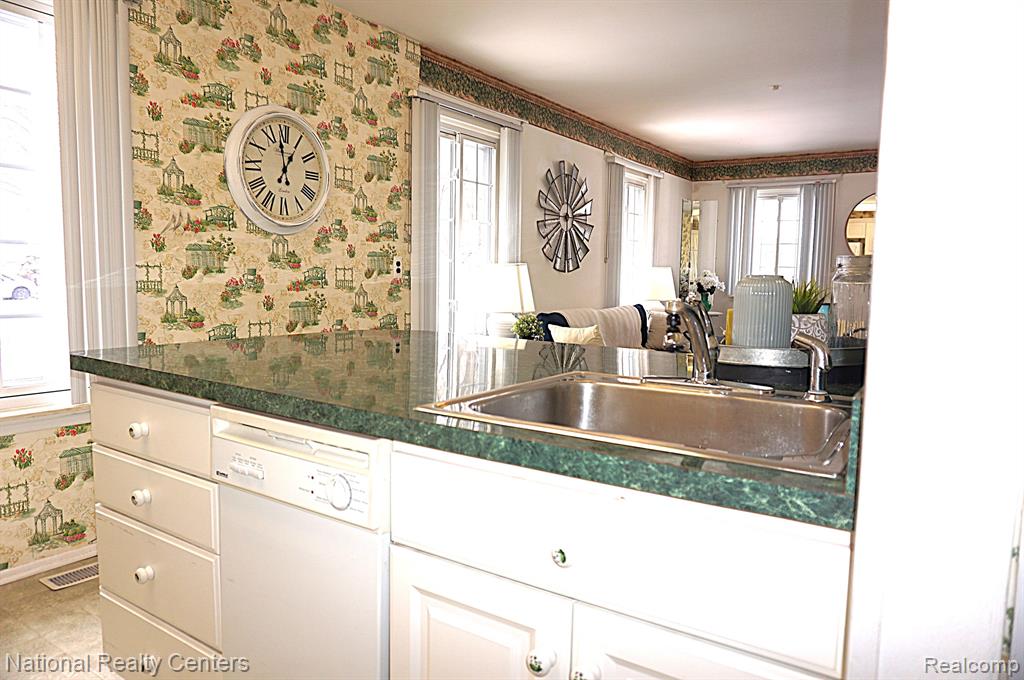 38348 CAROLON Boulevard, Westland, MI — Photo 5