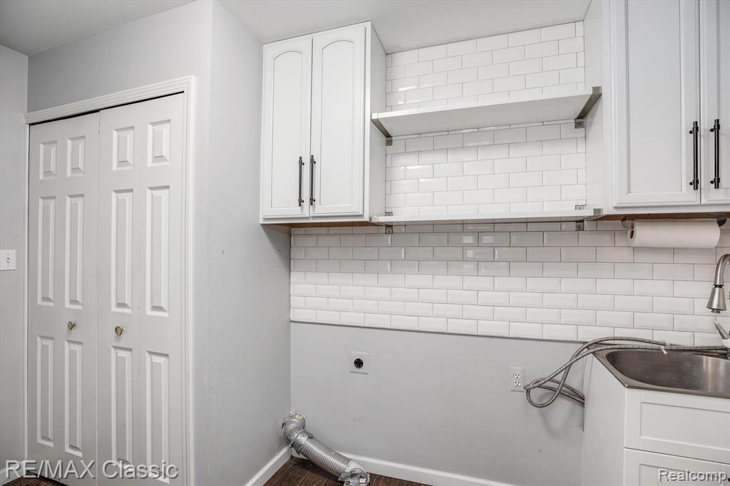 916 VILLAGE Way, South Lyon, MI 48178 — Photo 15