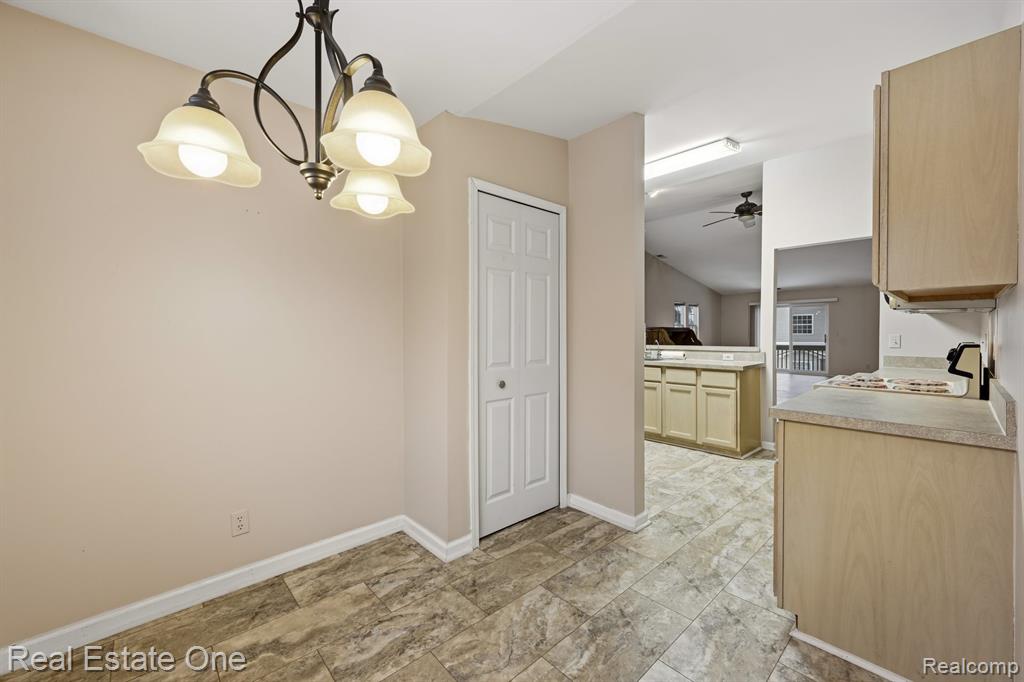4885 Oak Hill Drive, 20, Waterford, MI 48329 — Photo 15