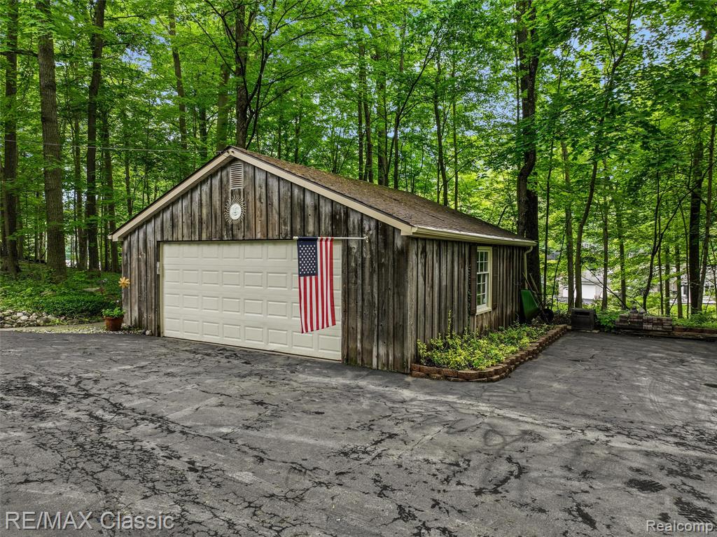 45100 Thornapple Lane, Northville, MI 48168 — Photo 43