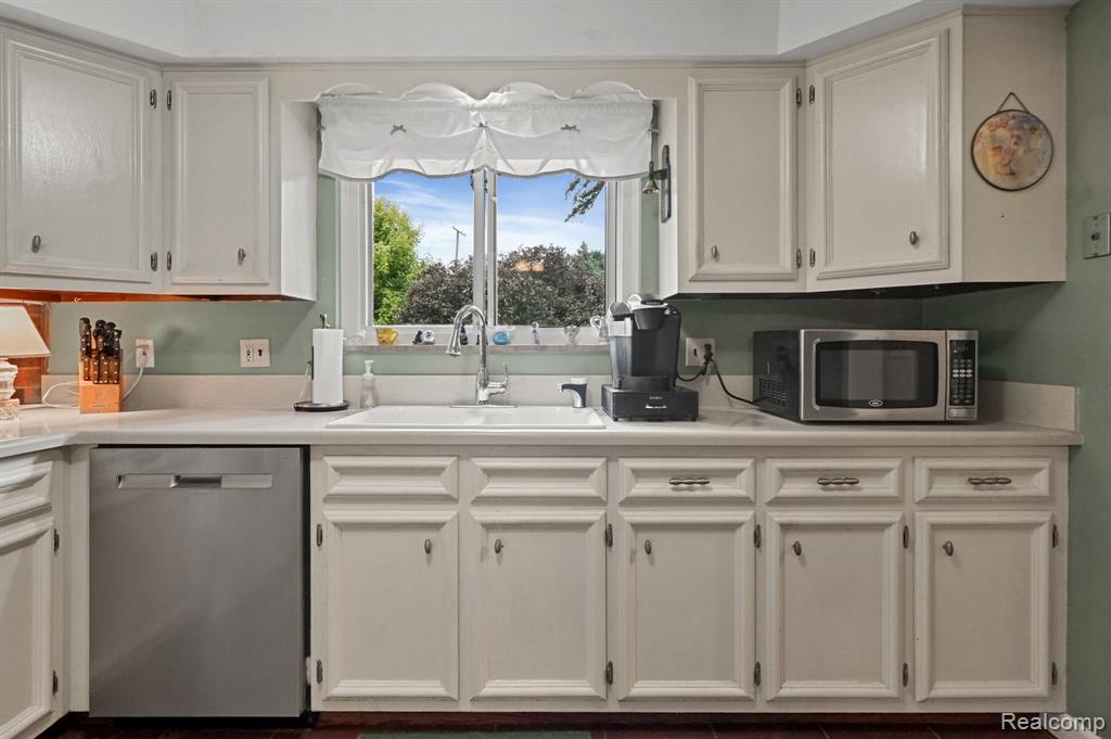 6989 Fredmoor Drive, Troy, MI 48098 — Photo 12