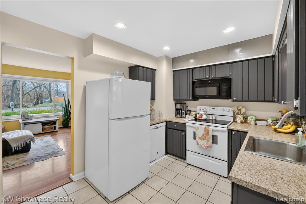 341 Rustic Circle, White Lake, MI — Photo 14