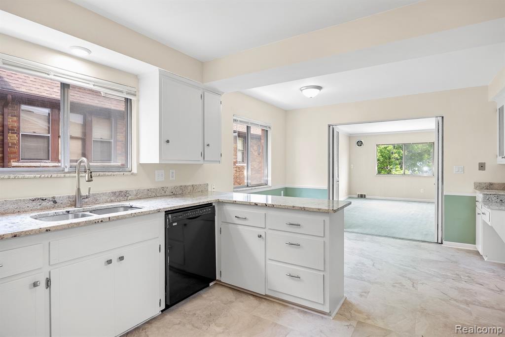 930 TROMBLEY Road, Grosse Pointe Park, MI 48230 — Photo 8