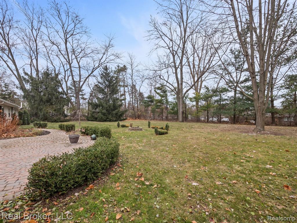 1909 Marie Circle, Bloomfield Hills, MI 48302 — Photo 21