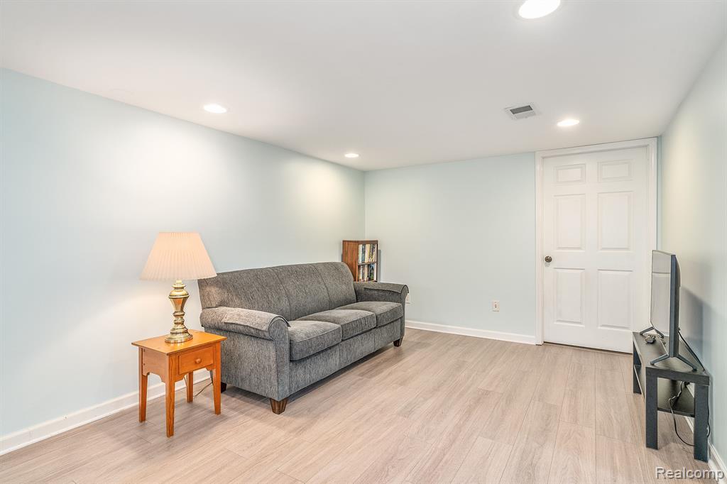 9705 HAMILTON Street, Belleville, MI 48111 — Photo 19