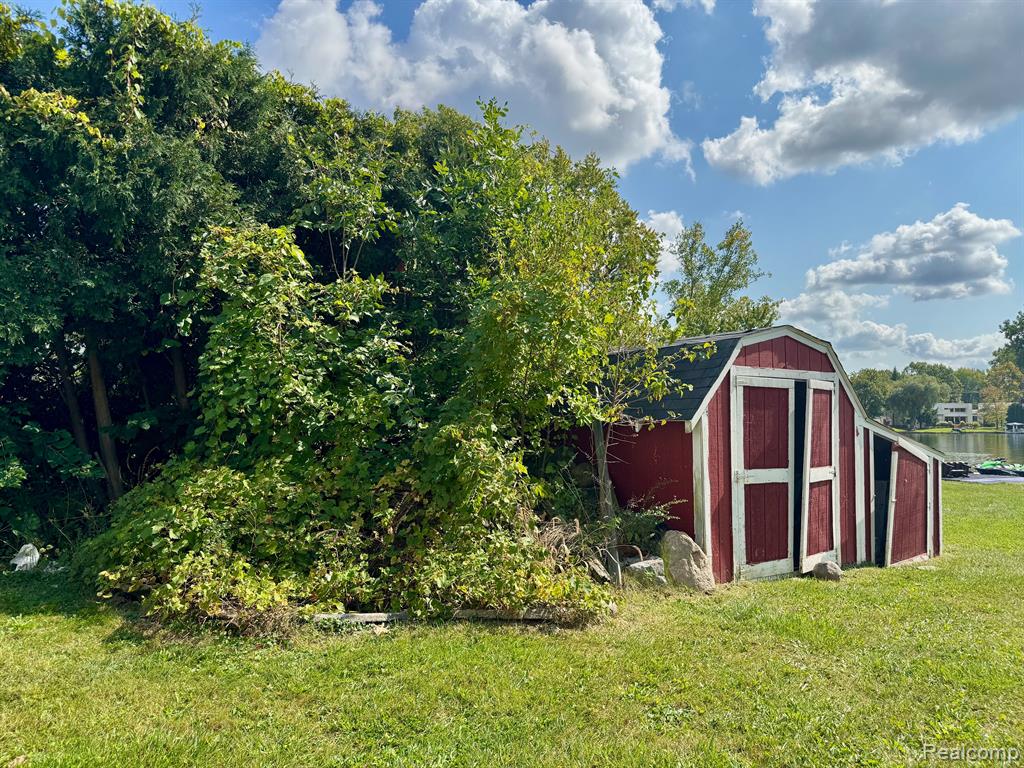 915 JAMES K Boulevard, Pontiac, MI 48341 — Photo 11