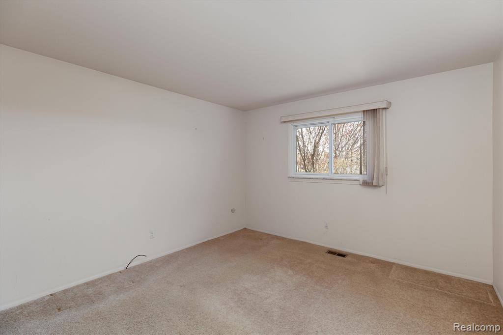 8625 BROUGHAM Drive, Sterling Heights, MI 48312 — Photo 17