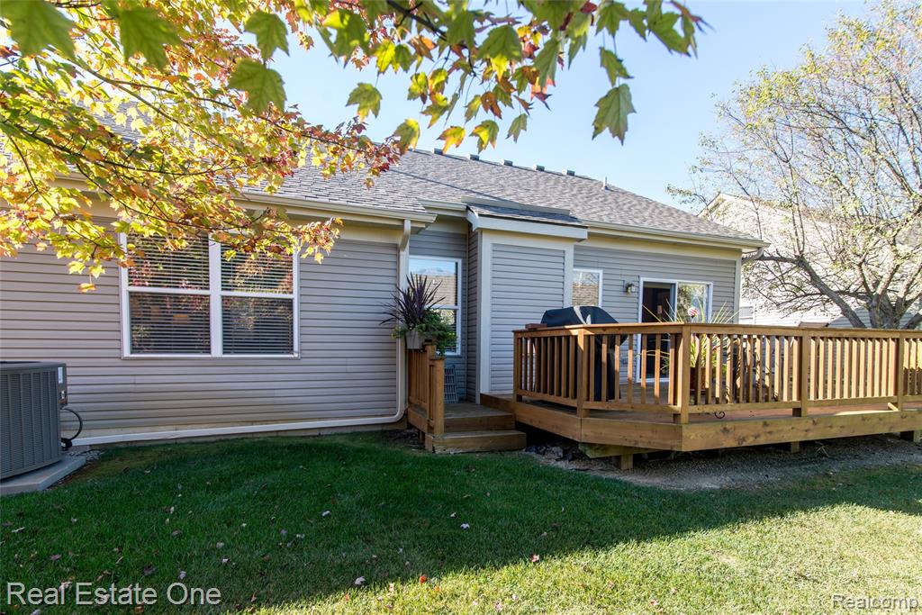 568 Woodhaven Drive, Walled Lake, MI 48390 — Photo 5